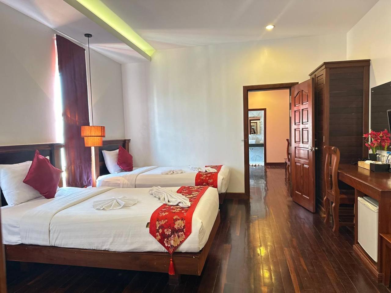 Holy Angkor Hotel シェムリアップ エクステリア 写真