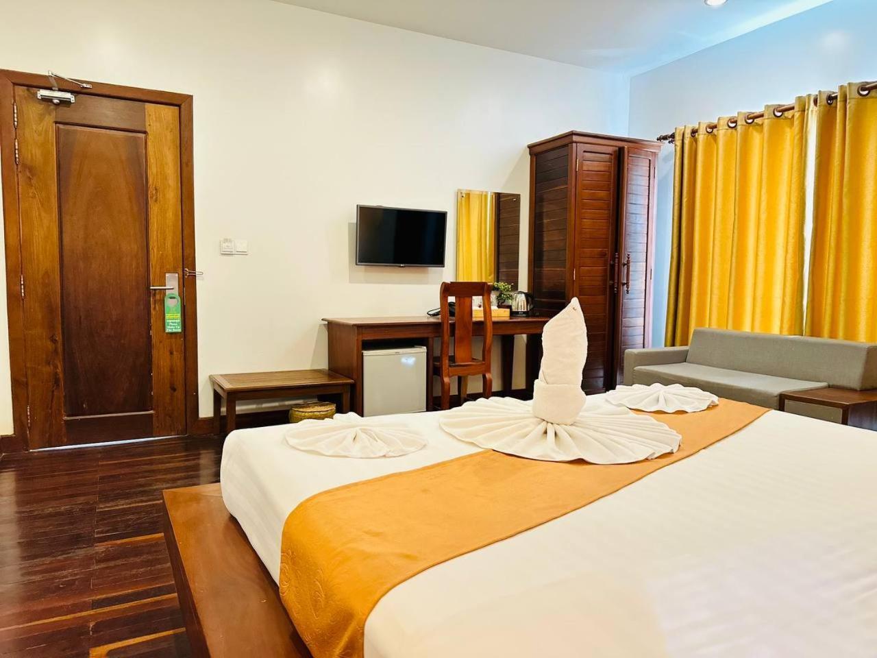 Holy Angkor Hotel シェムリアップ エクステリア 写真