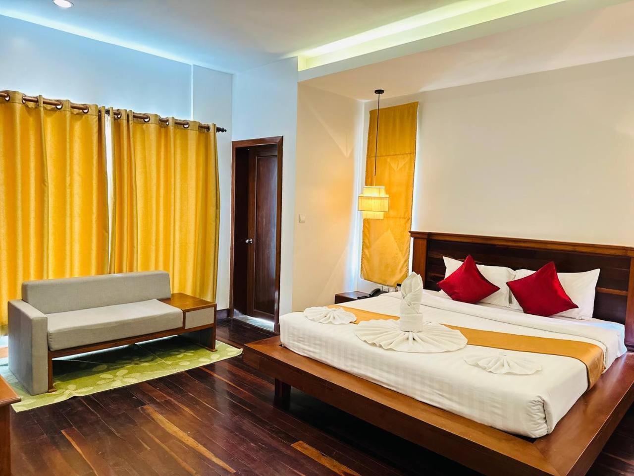 Holy Angkor Hotel シェムリアップ エクステリア 写真