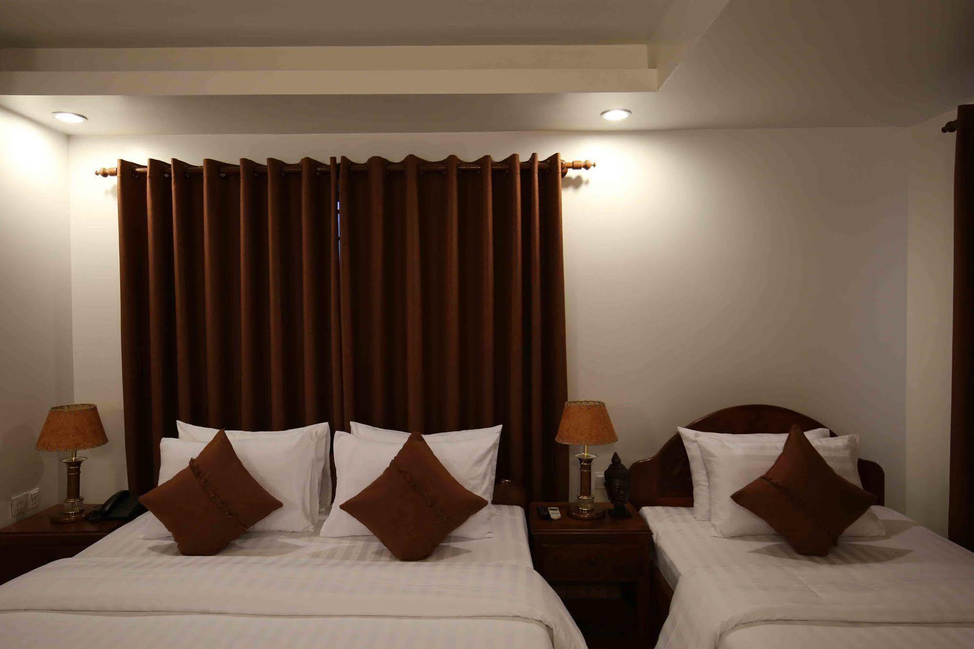 Holy Angkor Hotel シェムリアップ エクステリア 写真